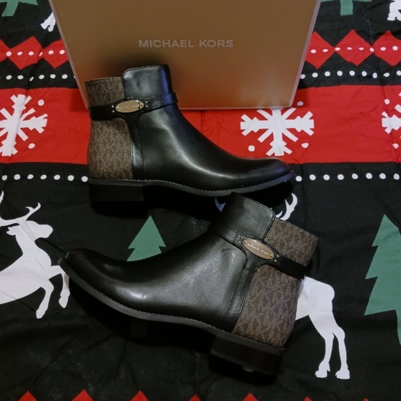 Michael Kors Finley Flat Leather Booties - Picture 3 of 12
